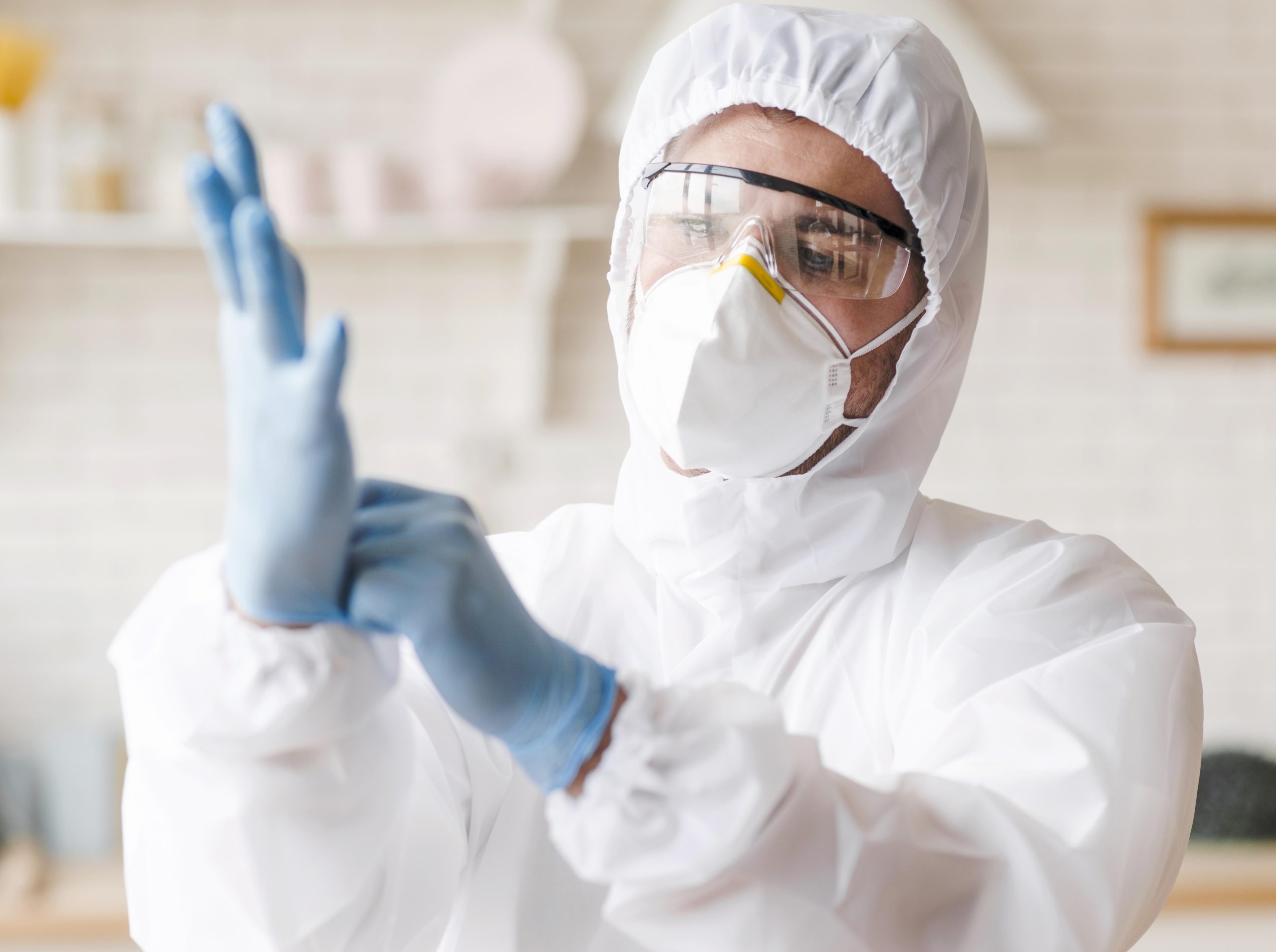 Technicien procédant à un traitement anti-punaise de lit à Fréjus